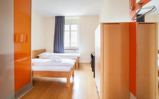 easyHotel Basel City - contactless self check-in