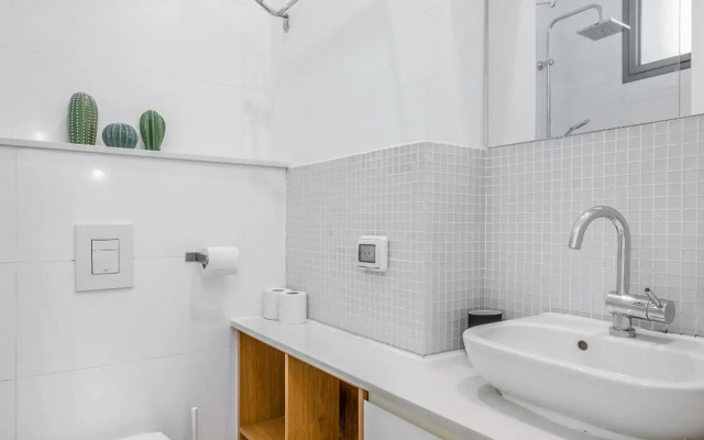 Ben Gurion Area - Modern 2 BDR with balcony