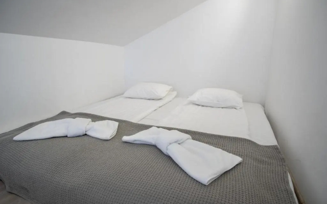 Contact Free Apartments with Free Parking by Dream Stay