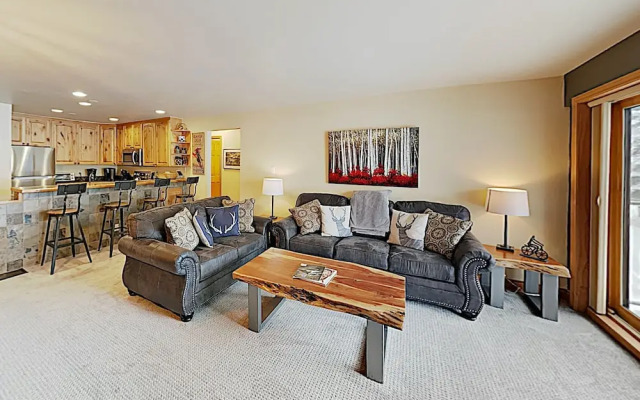 2BR w/ Hot Tub, Pool & Free Shuttle