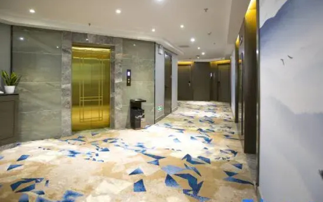 Starway Hotel (Ji'an People's Square Bailuzhou Academy Store)