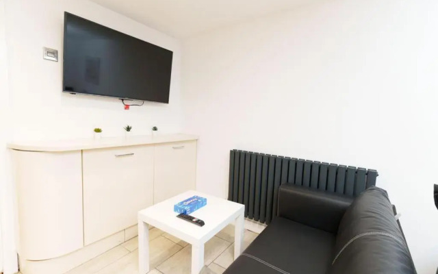 Am to Pm Apartments