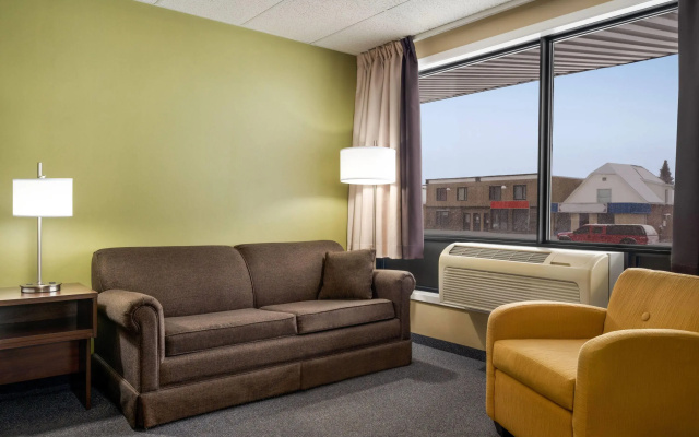 Super 8 by Wyndham Hearst ON