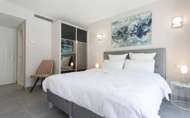 Carlton Area: New 2 Beds / 2 Baths