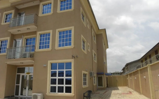 Grandy Suites Hotel