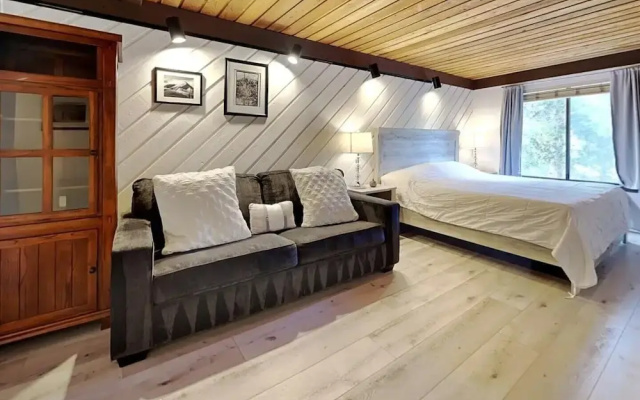 Slopeside Condo with Fireplace