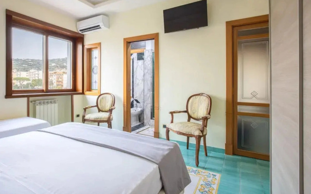 Family Home With Terrace & View In Sorrento Center