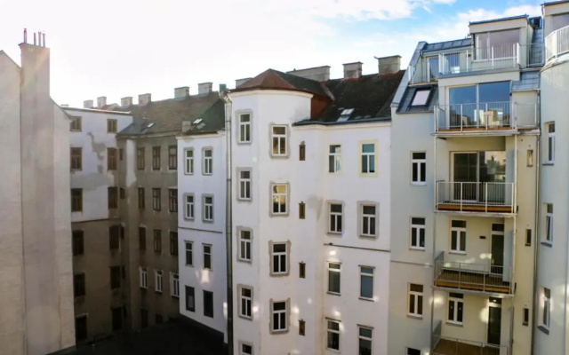 Charming Apartment: only 10 Minutes to the Center