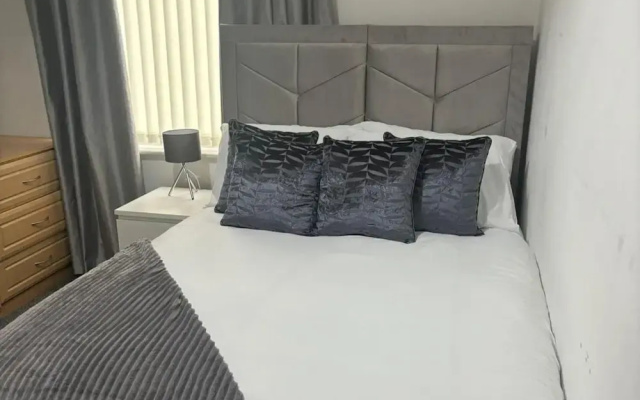 4br-sleeps10-garden-freeparking
