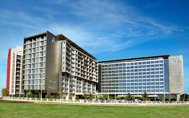 Отель Park Rotana вид на фасад