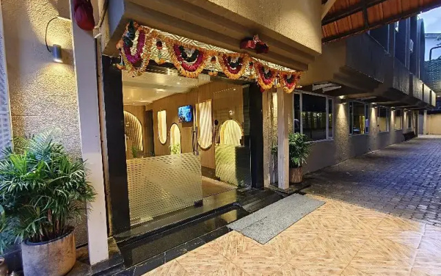 Hotel Golden Arc