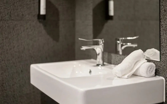 Spotless Braddon Studio With Accessible Bathroom