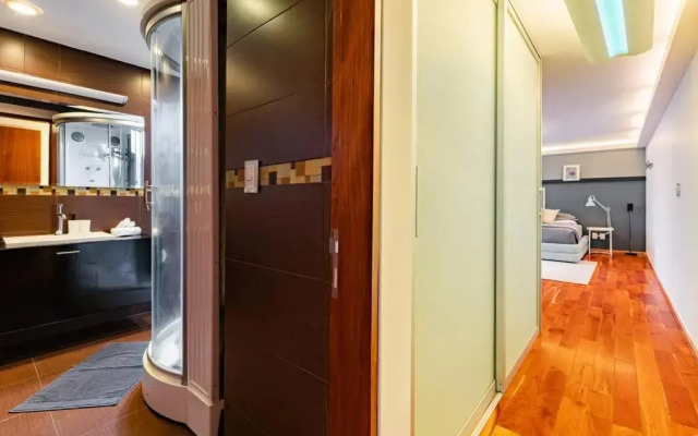 Stylish apartment with private roof top & jacuzzi
