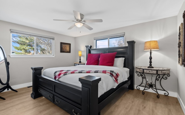 Berthoud Basecamp Private Hot Tub & Backyard Oasis