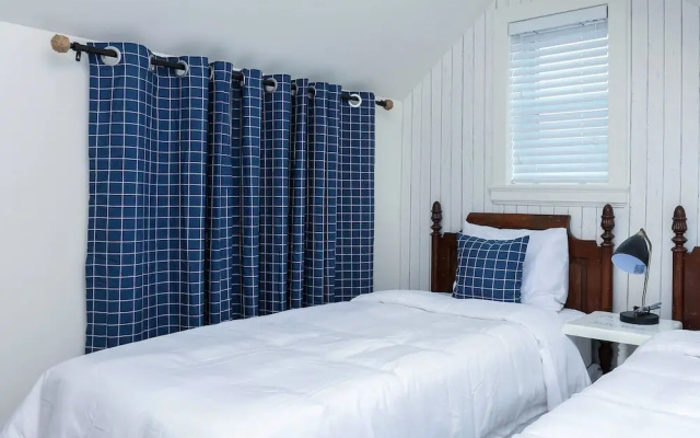 Tasteful 2 Bedroom Suite near Marine Gateway by Elevate Rooms