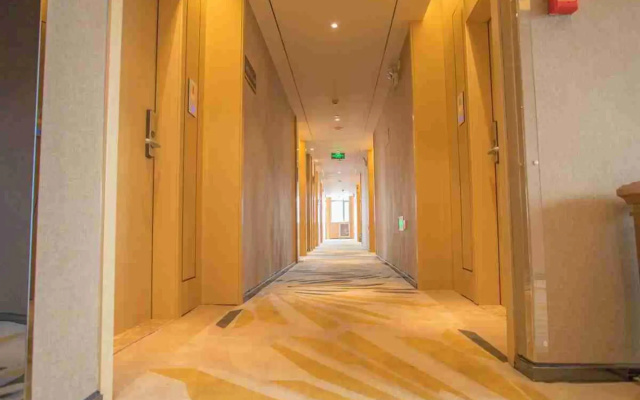 White Moonlight Hotel (Xishui Runda International Shopping Center)