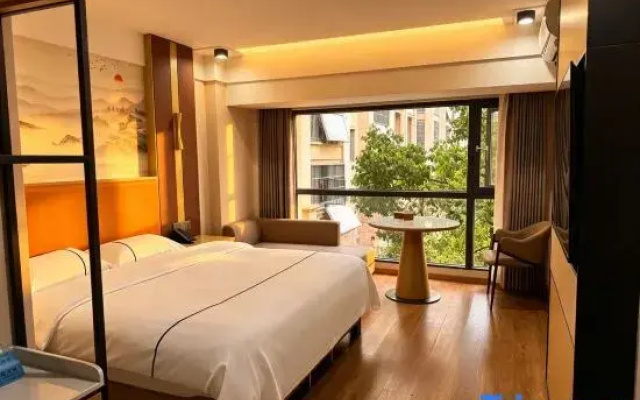 Zhonggang Holiday Hotel