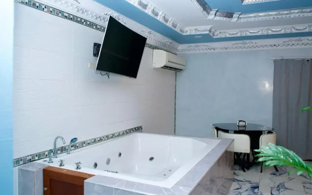 Hotel pool city