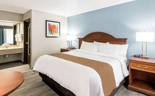 Farragut Inn & Suites
