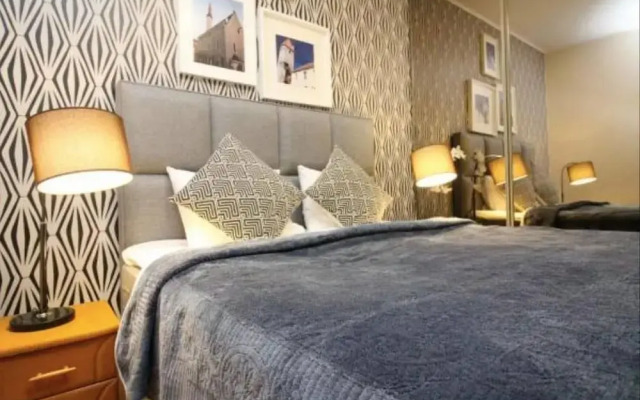 Апартаменты Town Hall Square Apartments City Center Таллин комната для гостей