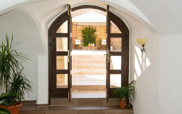 Villa Leon - Private courtyard serenity
