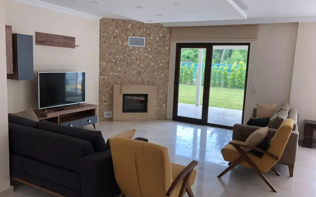 Sleek Villa in Sapanca with Pool and Winter Garden