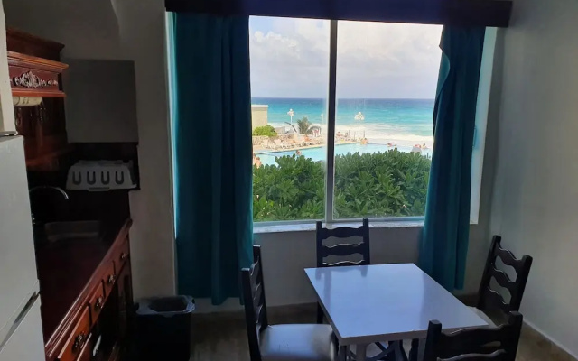 Cancun Plaza Condo Hotel