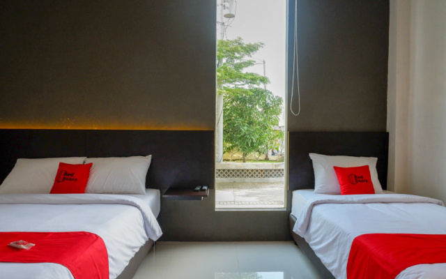 RedDoorz Plus near Solo Baru