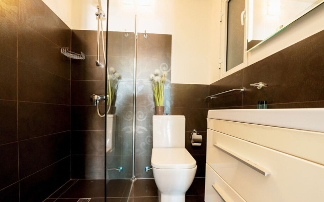 Gorgeous Seaviews From a Stunning Studio