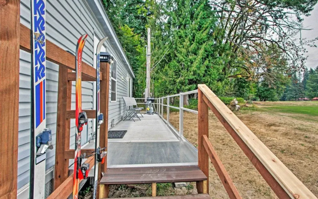 Woodsy Packwood Haven w/ Golf Course Access!