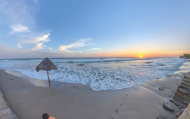 Romantic Beachfront Casita w Pool - AC - Sleeps 4