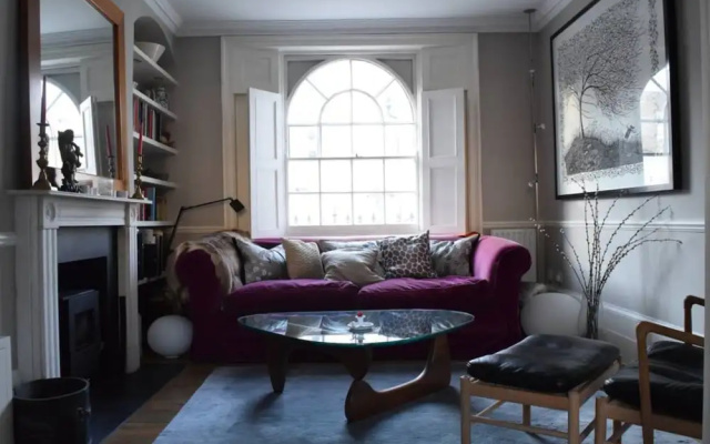 2 Bedroom House in the Heart of Angel