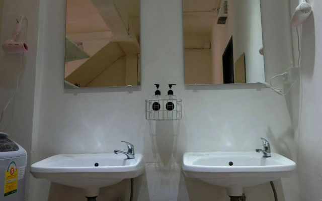 Seek Sleep Hostel