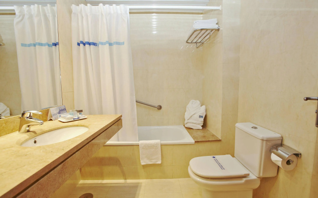 Отель Leonardo Hotel Barcelona Gran Via