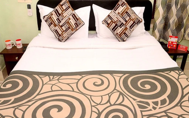 OYO 4255 The Crown Plaza