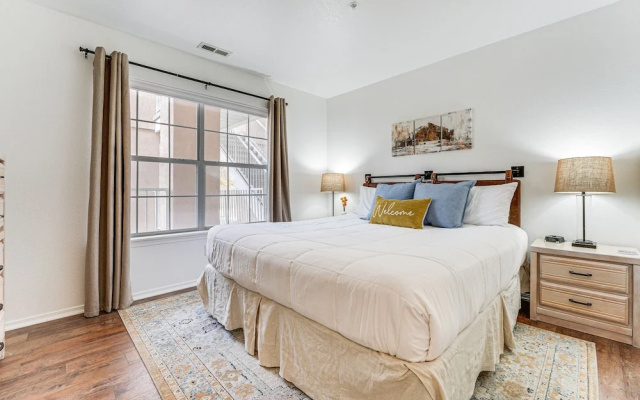 Sunroom, Fireplace: Lakefront Branson Condo