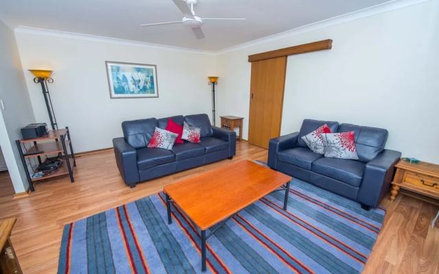 Pet Friendly Lentara St 8 - Fingal Bay