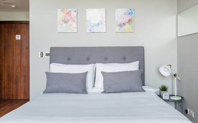 Comfy Trendy Apartment Steps Away From the Metro