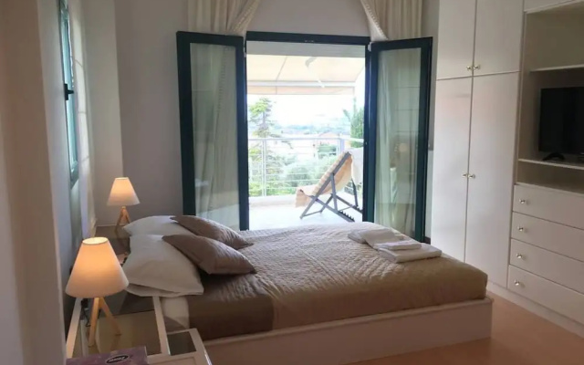 Stunning 4-bed Villa in Lagonisi Kalivia Thorikou