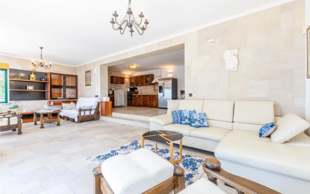 Beautiful Home in Mimice With Wifi and 3 Bedrooms