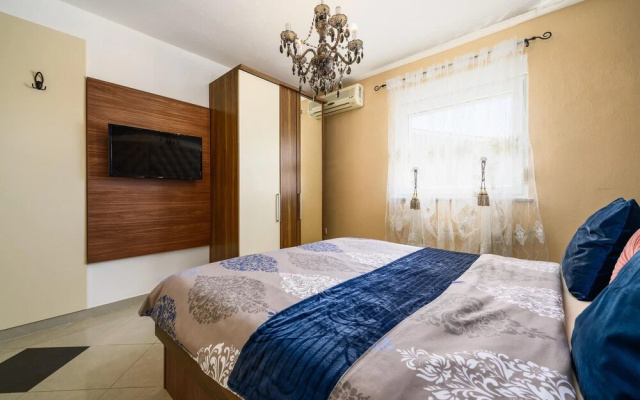 Awesome Home in Valtursko Polje With Wifi and 12 Bedrooms