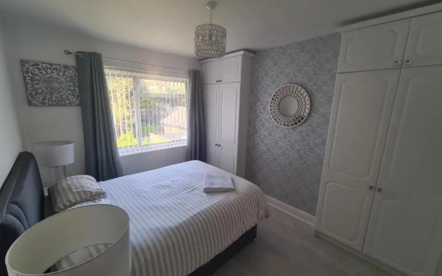 Impeccable 4-bed House in Bilston
