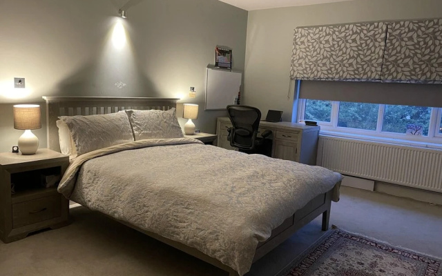 Stunning 4-bed House in Northwood
