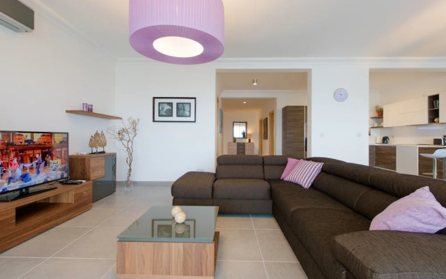 Seaview APT Incl Pool IN Sliema