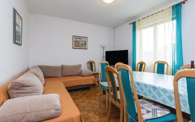 Beautiful Home in Nin With Wifi and 6 Bedrooms