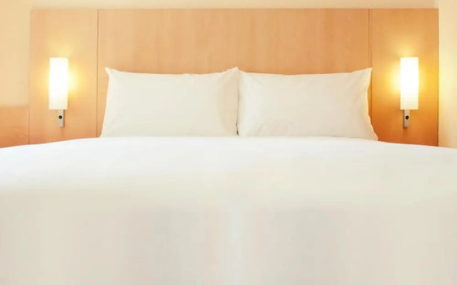 IBIS Anshan Shengli Square