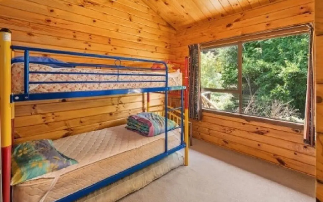 16 Chalet Cres