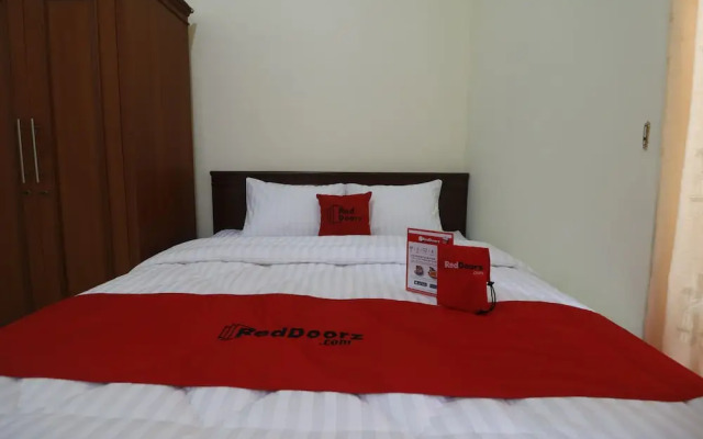 RedDoorz Plus @ Cempaka Putih Timur