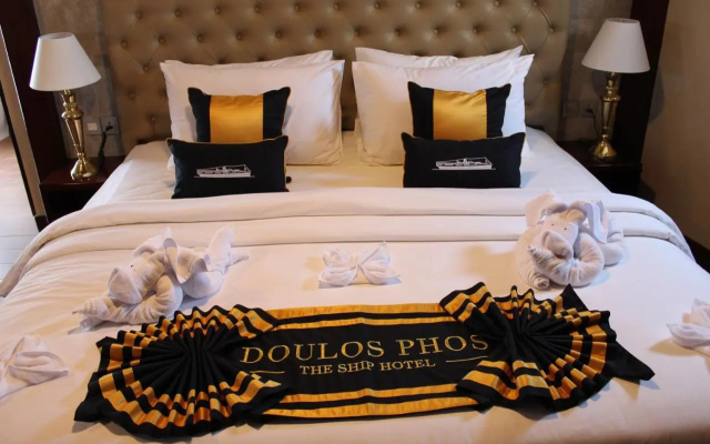 Doulos Phos The Ship Hotel