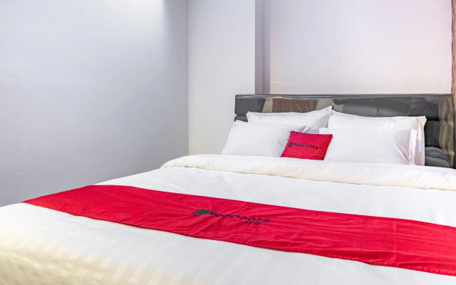 RedDoorz near Manhattan Times Square Medan 2